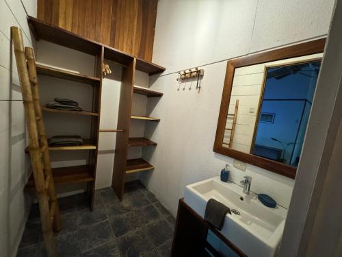 y baño con lavabo y espejo. en Star Mountain Jungle Lodge - Mal Pais, Santa Teresa, en Mal País