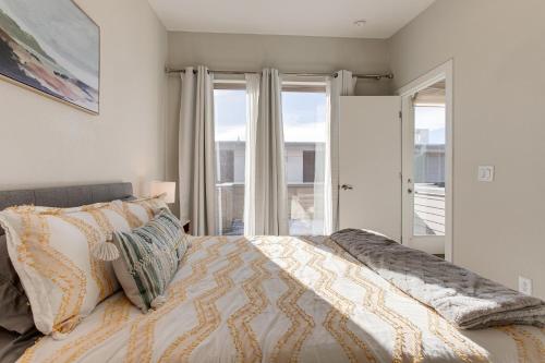 Tempat tidur dalam kamar di Denver Retreat with Rooftop Deck Walk Downtown!