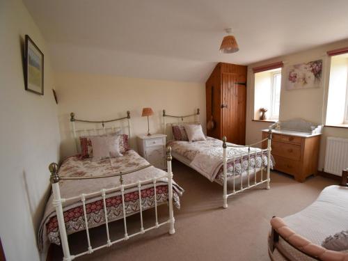 um quarto com 2 camas e uma cómoda em 3 Bed in Askerswell DC067 