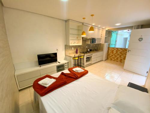 uma pequena cozinha com uma cama num quarto em Coliving Stela Mares em Florianópolis