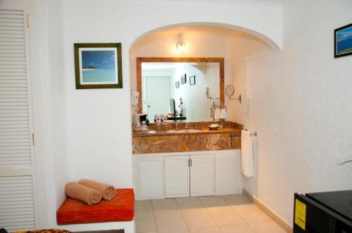 een badkamer met een wastafel en een spiegel bij Nuevo Amanecer in Tepoztlán