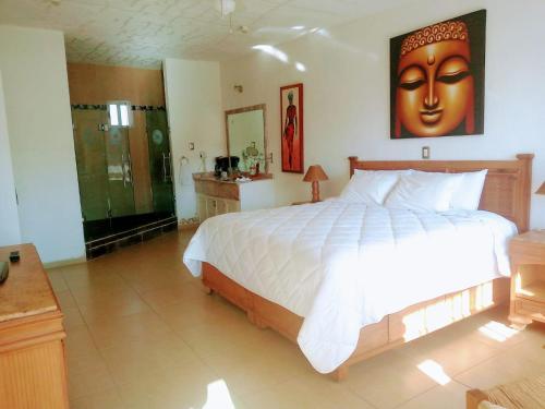 - une chambre avec un grand lit et une salle de bains dans l'établissement Nuevo Amanecer, à Tepoztlán