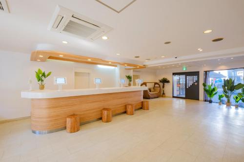 een lobby met een receptie in een gebouw bij Miyazaki Mango Hotel in Miyazaki