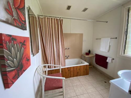 a bathroom with a bath tub and a sink at Corowa Oakleigh Hideaway in Hopefield