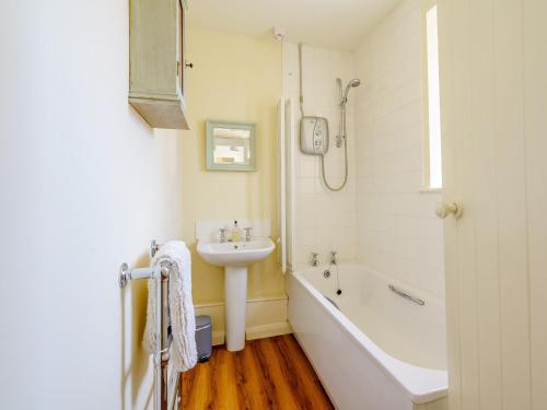 La salle de bains est pourvue d'un lavabo et d'une baignoire. dans l'établissement 2 Bed in Mindrum 56401, 