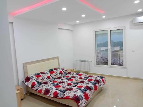 1 dormitorio con 1 cama con edredón en Zitouna Premier en Sousse