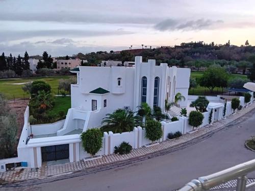 una vista aérea de una casa blanca en Zitouna Premier en Sousse