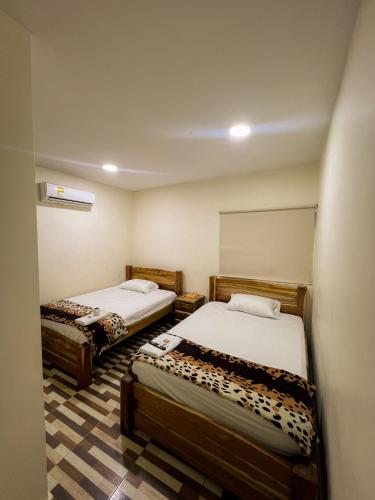 um pequeno quarto com duas camas em HOTEL GRAN PLAZA em Montería