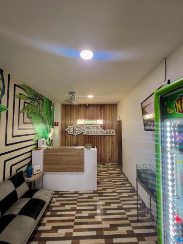 Habitación con vestíbulo con bar y TV en HOTEL GRAN PLAZA en Montería