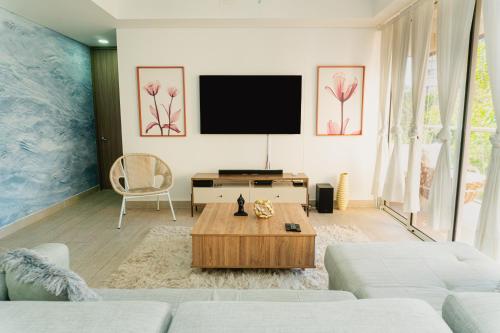 een woonkamer met een bank en een tv bij Pet-Friendly Pool Retreat with Luxury Hot Showers in Santa Marta