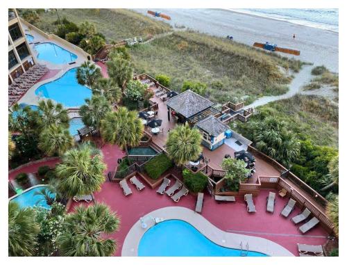 eine Luftansicht eines Resorts mit zwei Pools in der Unterkunft Ocean Front at Beach Cove in Myrtle Beach
