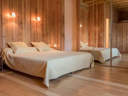 1 dormitorio con 2 camas y espejo en Guestroom Le Clerjus, 1 pièce, 2 personnes - FR-1-589-528, en Le Clerjus