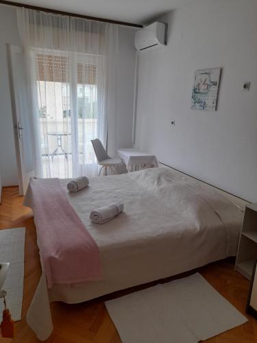 Ένα ή περισσότερα κρεβάτια σε δωμάτιο στο Apartments and rooms with parking space Palit, Rab - 22221
