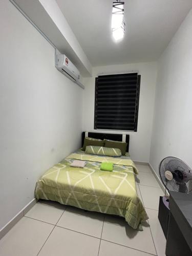 een slaapkamer met een bed in een witte kamer bij Parc Regency Tiara Homestay in Johor Bahru