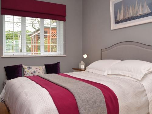 um quarto com uma cama grande e uma janela em 1 Bed in Street 60555 em Walton