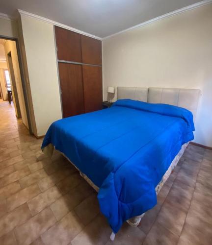 - une chambre avec un lit bleu dans l'établissement Departamento -Ambrosio- a 100mts de Plaza España, Pleno Nueva Cordoba, para 4 personas, By Apartcba, à Córdoba
