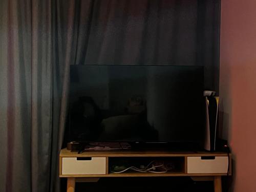 Elle comprend une télévision à écran plat installée au-dessus d'un support en bois. dans l'établissement EFA, à Villeurbanne