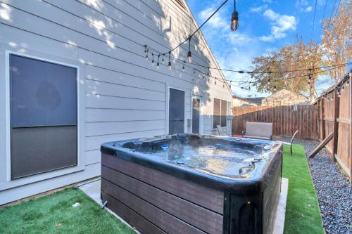 een hot tub in de achtertuin van een huis bij 1976 AccessibleGem Jacuzzi Sleep13 ChinaTown 20mins DT in Houston