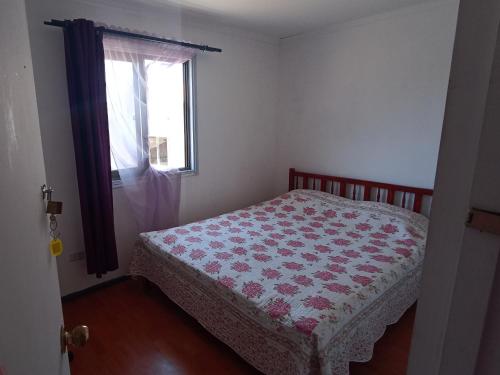 Hostal " Donde Alicia " في كارتاخينا: غرفة نوم صغيرة بها سرير ونافذة