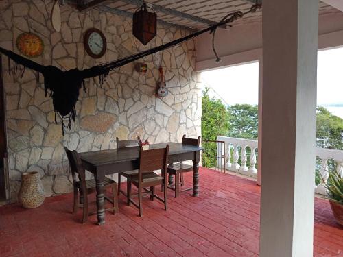 einen Tisch und Stühle auf einer Terrasse mit einer Steinmauer in der Unterkunft Casa Via Gutierrez in San José