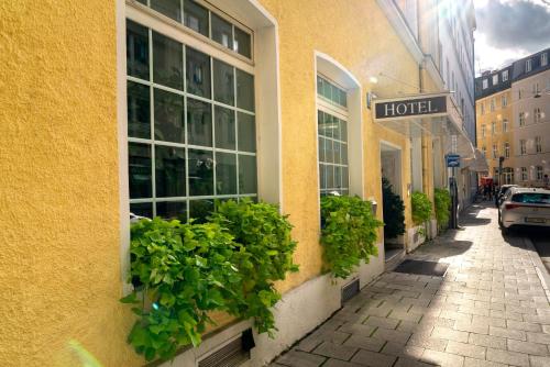 a building with plants on the side of a street at Hotel Carlton Munich in Munich