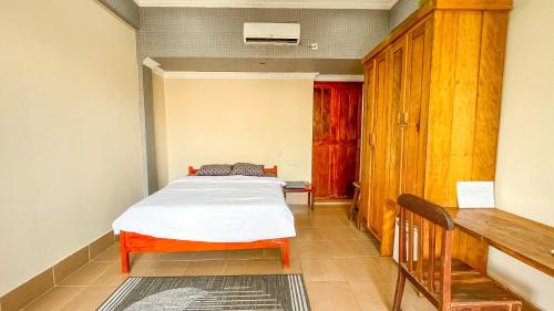 1 dormitorio pequeño con 1 cama en una habitación en Sugesty Homestay, en Bumbang