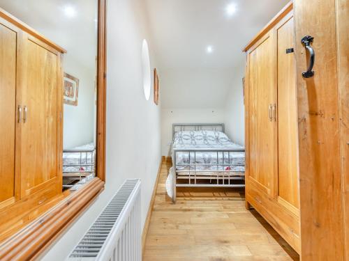 a hallway with wooden cabinets and a bed in a room at The Apartment - Uk45103 in Hoel-galed