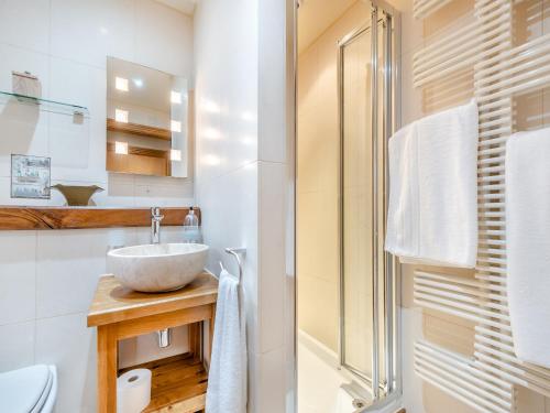 a bathroom with a sink and a shower at The Apartment - Uk45103 in Hoel-galed