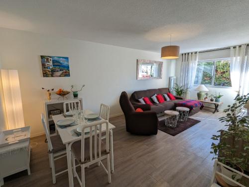 un salon avec un canapé et une table dans l'établissement Arcachon - Ville d'Automne: Agréable T3 pour 4 avec Balcon, Parking et Proche Plage - FR-1-420-30, à Arcachon