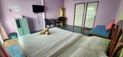 Kama o mga kama sa kuwarto sa Phuttharaksa Resort