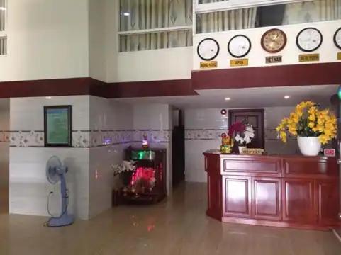 ホーチミン・シティにあるLê Đại Phát Hotel - 498 An Dương Vương ,Q6 - by Bay Luxuryの壁に時計、デスクが備わる客室です。
