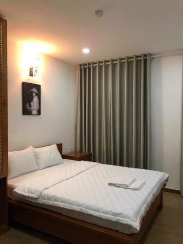 1 dormitorio con 1 cama con sábanas blancas y ventana en Lê Đại Phát Hotel - 498 An Dương Vương ,Q6 - by Bay Luxury, en Ho Chi Minh