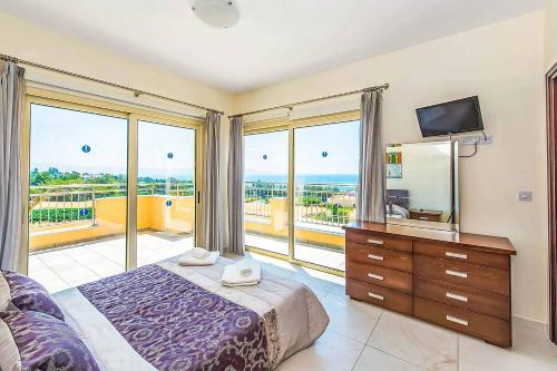 Giường trong phòng chung tại Freedom Villa
