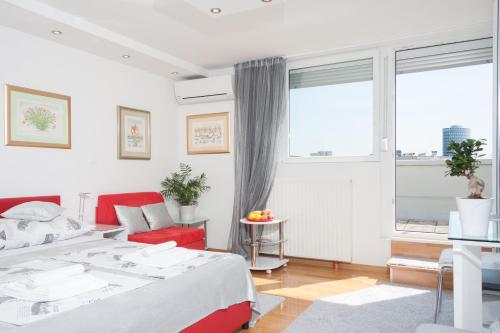 - une chambre avec un lit et une grande fenêtre dans l'établissement Amanda Apartment, à Zagreb