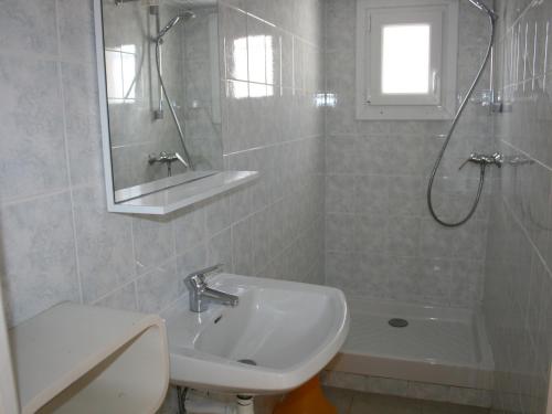 Ванная комната в Appartement La Tranche-sur-Mer, 3 pièces, 4 personnes - FR-1-22-163
