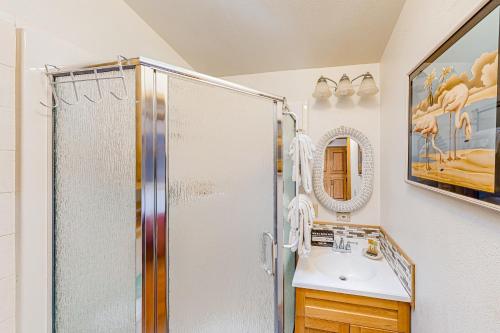 uma casa de banho com um chuveiro e um lavatório. em Whimsical Whaleshead, OV10 em Carpenterville