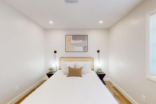 biała sypialnia z dużym łóżkiem z 2 lampami w obiekcie Grand Palms w mieście Scottsdale