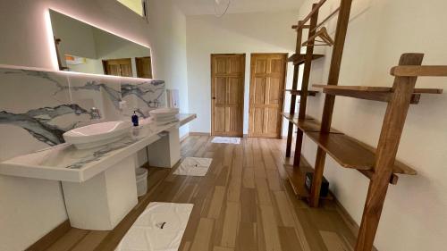 bagno con lavandino e specchio di Casitas Sollevante Boutique Hotel a Montezuma