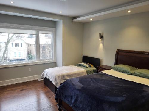 Un pat sau paturi într-o cameră la Toronto Modern House