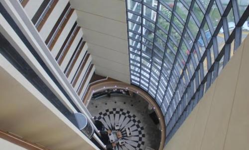 a spiral staircase in a building with a window at 1111 Studio de Luxo com vista deslumbrante para o Rio in Manaus