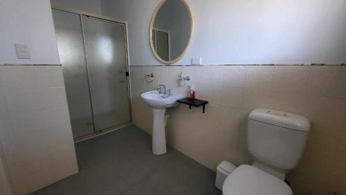 y baño con aseo, lavabo y ducha. en Ribbonwood Bed & Breakfast, Emu Park Qld, en Emu Park