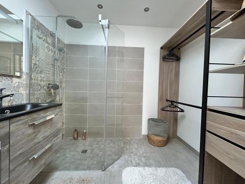 uma casa de banho com uma cabina de duche em vidro e um lavatório. em Maison Saint-Brevin-les-Pins, 4 pièces, 6 personnes - FR-1-364-166 em Saint-Brévin-les-Pins