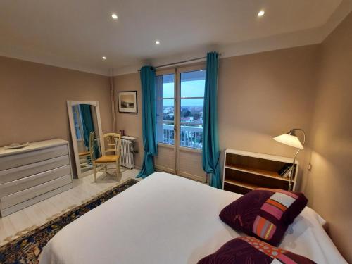 sypialnia z dużym łóżkiem i oknem w obiekcie Appartement Bayonne, 4 pièces, 5 personnes - FR-1-239-1013 w Bajonnie