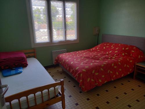 une chambre avec deux lits et deux fenêtres dans l'établissement Maison Familiale avec Jardin, Proche Mer et Commerces - Saint Jean de Monts - FR-1-323-410, à Saint-Jean-de-Monts