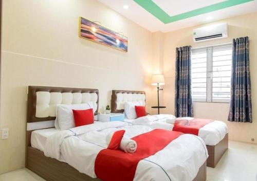 um quarto com duas camas com um bebé entre elas em Bro Hotel 45-47 Song Hành, Quận 6 - by Bay Luxury em Ho Chi Minh