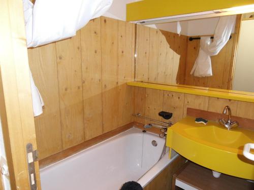 une salle de bain avec une baignoire et un lavabo dans l'établissement Studio cabine au pied des pistes avec parking à Belle Plagne - FR-1-181-2799, à La Plagne Tarentaise