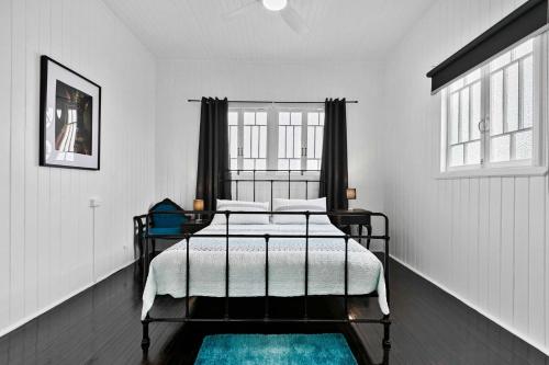 1 dormitorio con cama y ventana en Retro on walker, en Maryborough