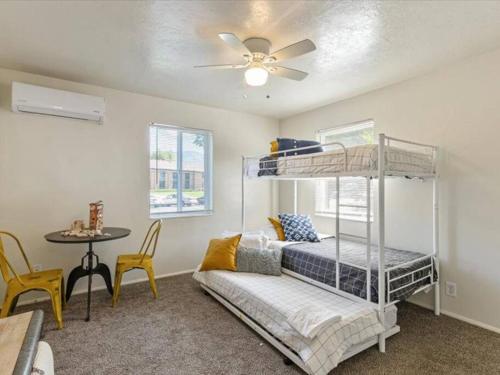 1 dormitorio con 2 literas y mesa en Pickle Ball Courts Close By Quiet Neighborhood, en Bountiful