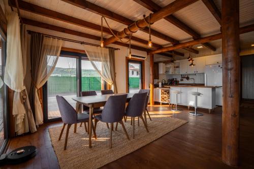 ein Esszimmer mit einem Tisch und Stühlen in der Unterkunft Lake360 in Boyalıca