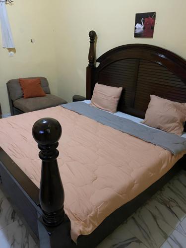 una camera con un grande letto con struttura in legno di LaFina Inn a M'bour